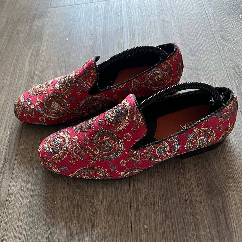 Like New TALLIA Bold Textile loafers w/ intricate paisley design + Shoe Shapers